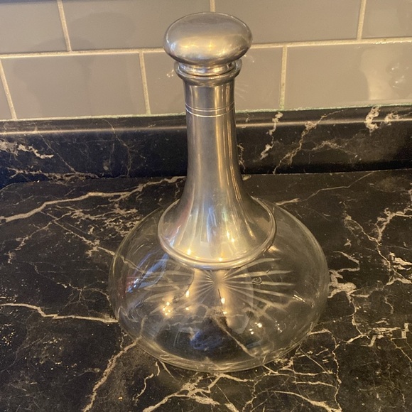 Vintage Decanter with 6 wine  glasses. - Picture 5 of 16